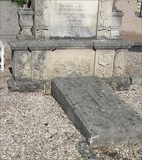 Tombeau (n°49) de type 6, socle de la stèle et cuve, ensemble trois quarts gauche.