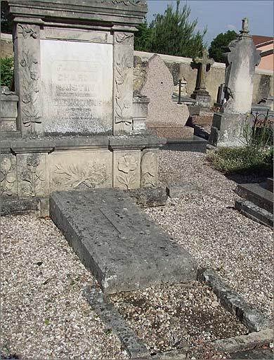 Tombeau à stèle de la famille Chardin-Petit