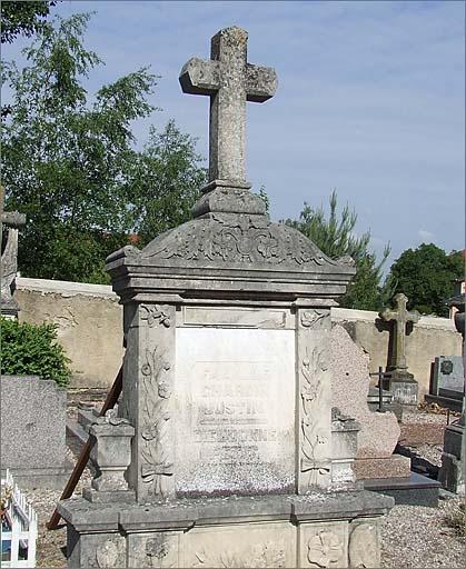 Tombeau (n°49) de type 6, partie haute de la stèle, ensemble trois quarts gauche.