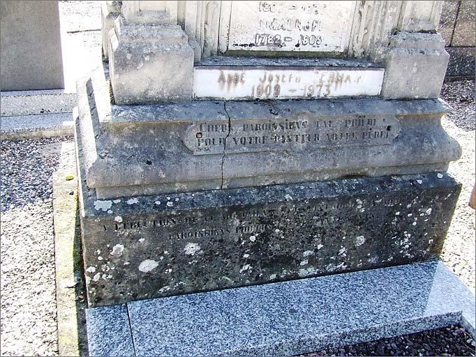 Tombeau (n°50) de type 6, face antérieure, détail des inscription sur le socle, ensemble trois quarts gauche.