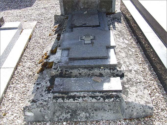 Tombeau (n°51) de type 4, ensemble face.