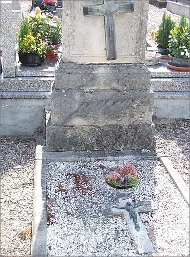 Tombeau (n°54) de type 1, détail du socle, ensemble face.