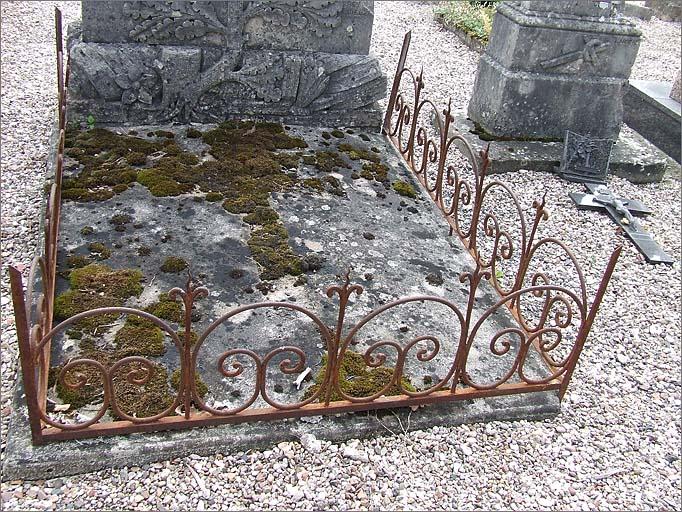 Tombeau (n°60) de type 2, détail de la grille d'entourage de tombe, ensemble trois quarts gauche.