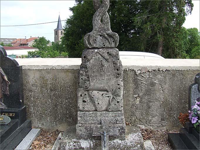 Tombeau (n°62) de type2, détail du socle, ensemble face.