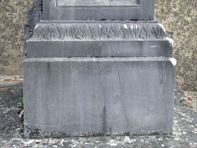 Tombeau (n°64) de type 1, signature détail, ensemble face.