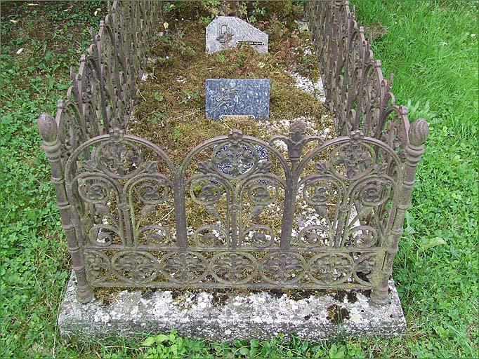 Tombeau (n°3) de type 1, détail de l'entourage de la tombe, ensemble face.