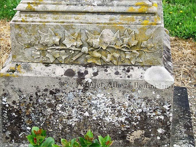 Tombeau (n°15) de type 1, détail de la signature, ensemble face.