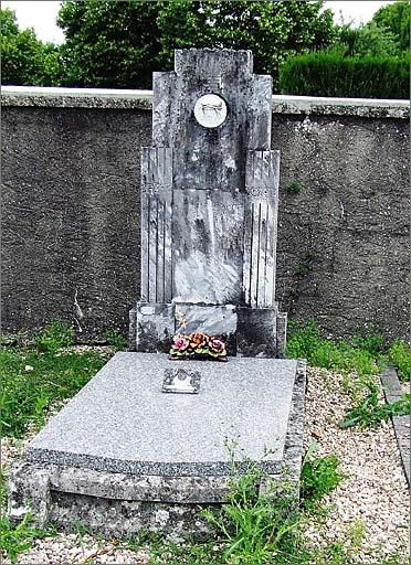 Tombeau (n°25) de type 4, ensemble face.