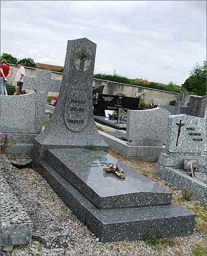 Tombeau (n°33) de type 5, ensemble trois quarts gauche.