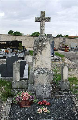 Tombeau (n°31) de type 1, ensemble face.