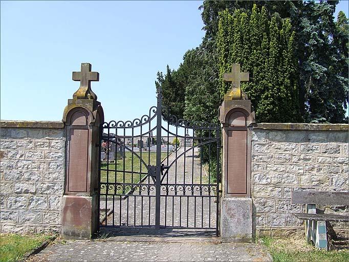Portail, porte et piédroits, ensemble face.