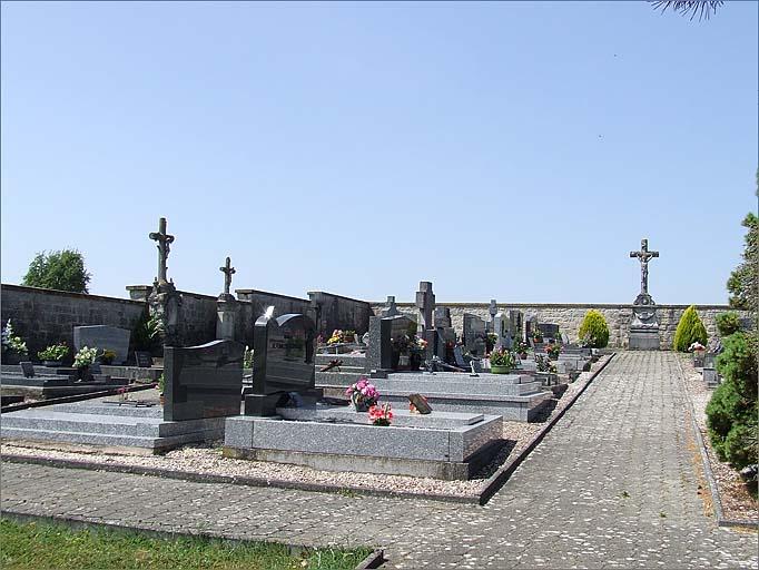 vue du cimetière depuis le bas, partie gauche, ensemble face.