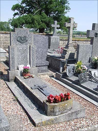 Tombe (n°2) de type 3, ensemble trois quarts gauche.