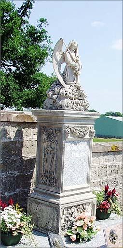 Tombe (n°4), ensemble trois quarts gauche.