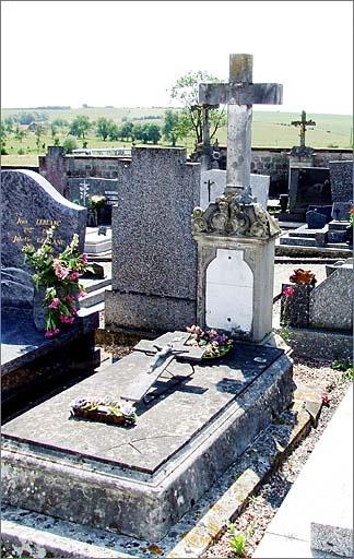 Tombe (n°5), de type 1, ensemble trois quarts droit.