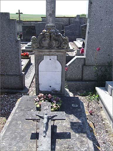 Tombe (n°5), de type 1, ensemble face.