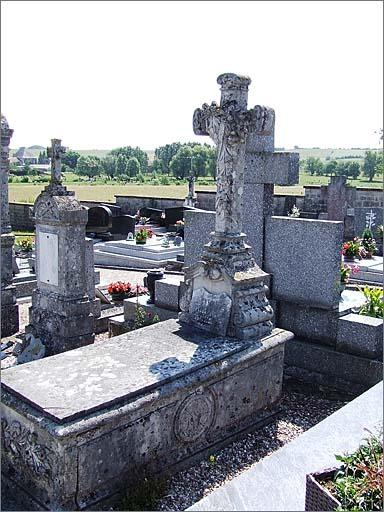 Tombe (n°6), de type 2, ensemble trois quarts droit.