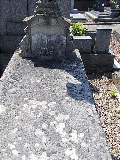 Tombe (n°6), de type 2, ensemble face.