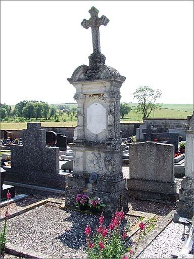Tombe (n°8), de type 1, ensemble trois quarts droit.