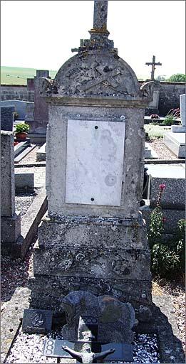 Tombe (n°7), de type 1, ensemble face.