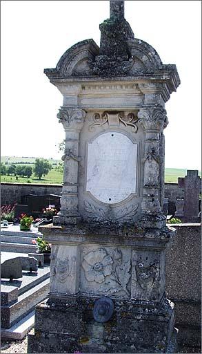 Tombe (n°8), de type 1, ensemble face.