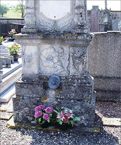 Tombe (n°8), de type 1, détail du socle, ensemble face.