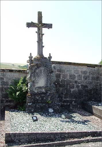 Tombe (n°9), de type 1, ensemble face.