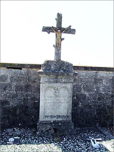 Tombe (n°10), de type 1, ensemble face.