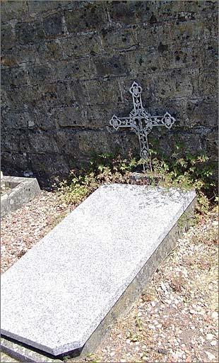 Tombe (n°13), tombe d'enfant, ensemble trois quarts droit.