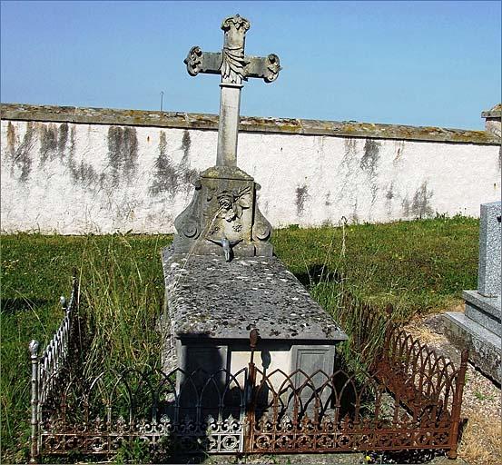 Tombe (n°12), de type 1, ensemble face.