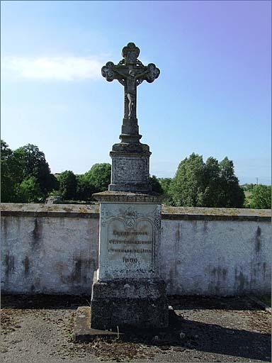 Tombe (n°1), croix de cimetière, ensemble face.