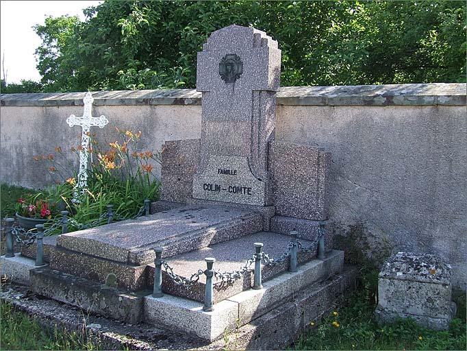 Tombe (n°5), type 4, ensemble trois quarts droit.