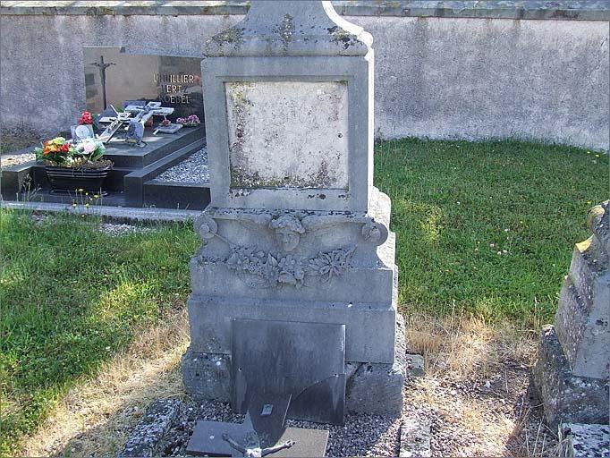 Tombe (n°8), type1, partie basse de la stèle, ensemble face.