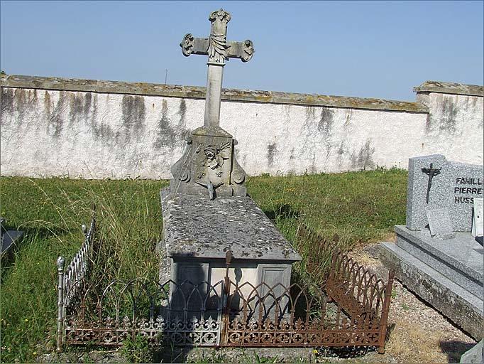 Tombe (n°12), de type 1, ensemble face.