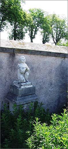 Tombe (n°21),tombe d'enfant, ensemble trois quarts gauche.