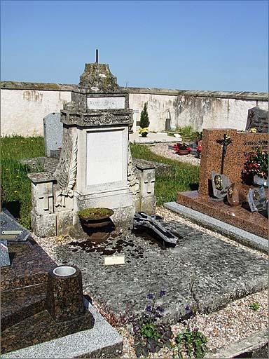 Tombe (n° 17), type 1, ensemble trois quarts gauche.