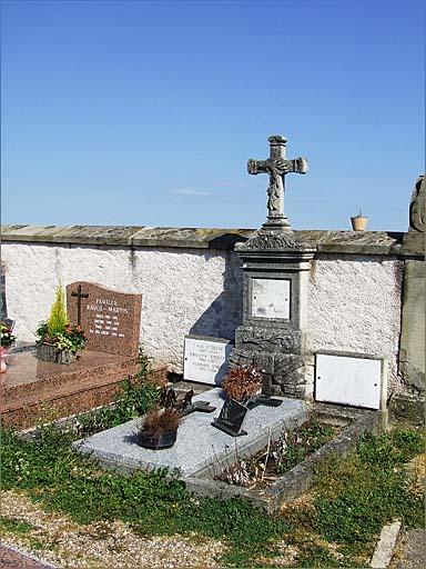 Tombe (n° 27), type 1, ensemble trois quarts droit.
