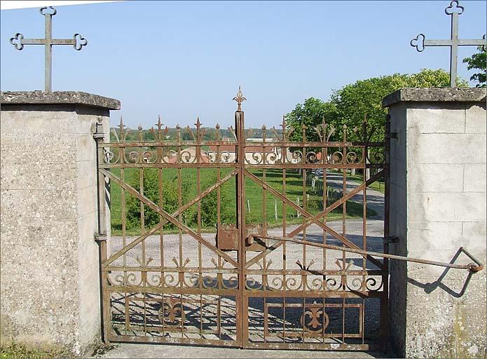 Portail d'entrée du cimetière, ensemble face.