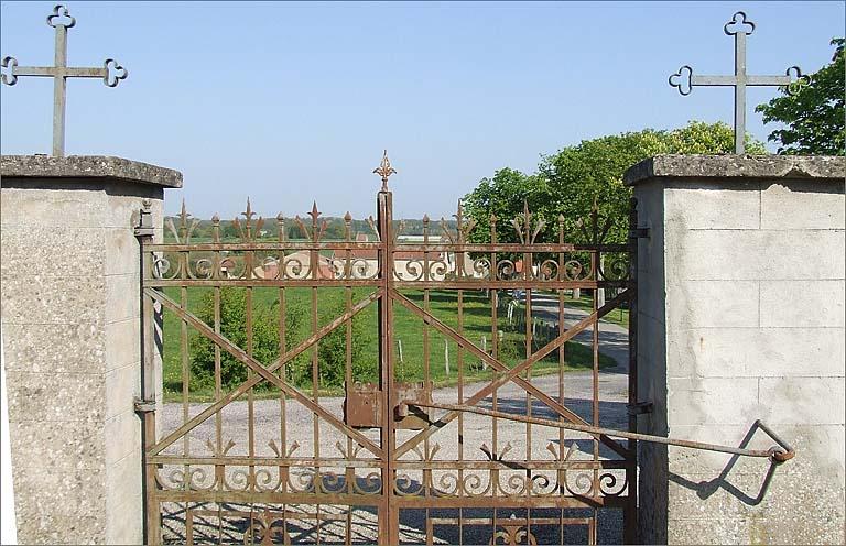 Portail d'entrée du cimetière, ensemble face.