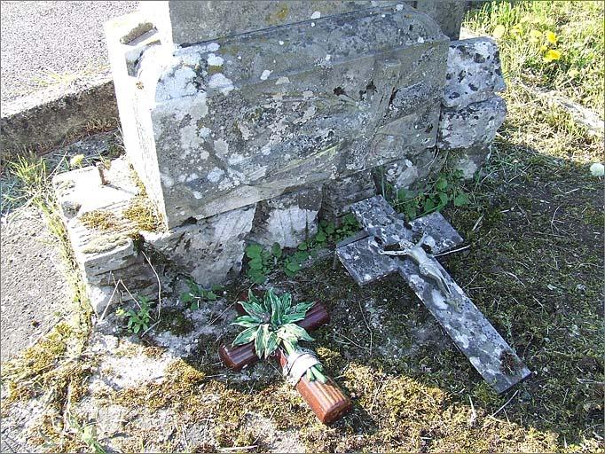 Tombe (n°1), type 1, détail de la base, ensemble trois quarts gauche.