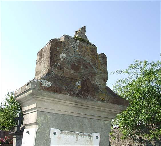 Tombe (n°1), type 1, détail de la partie haute, ensemble trois quarts gauche.