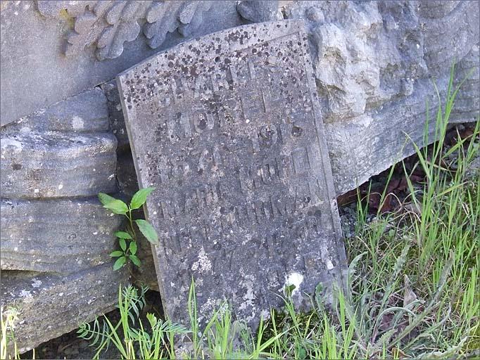 Tombe (n°2), type 1, détail de l'épitaphe, ensemble trois quarts gauche.