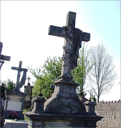 Tombe (n°2), type 1, croix sommitale, ensemble trois quarts gauche.