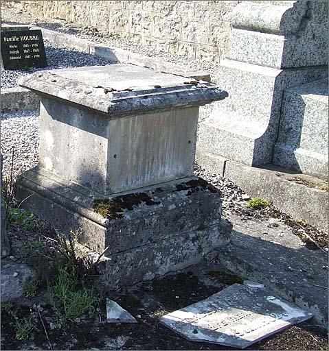 Tombe (n°2), type 1, pilier droit, ensemble trois quarts gauche.