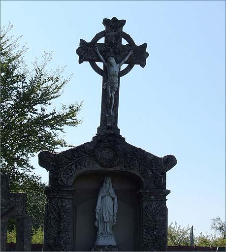 Tombe (n°5), type 2, croix sommitale, ensemble face.