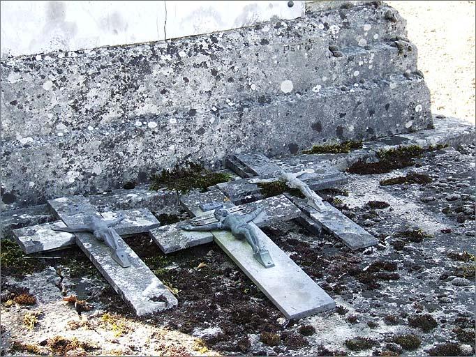 Tombe (n°5), type 2, signature, ensemble trois quarts gauche.