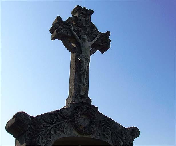 Tombe (n°5), type 2, croix sommitale, ensemble trois quarts gauche.