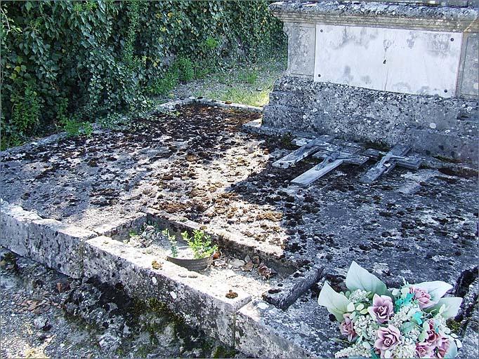 Tombe (n°5), type 2, ensemble trois quarts droit.