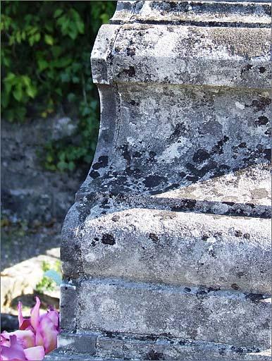 Tombe (n°6), type 1, détail côté, ensemble trois quarts droit.