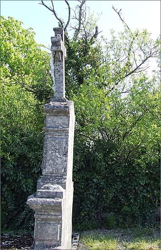 Tombe (n°6), type 1, détail côté, ensemble trois quarts droit.
